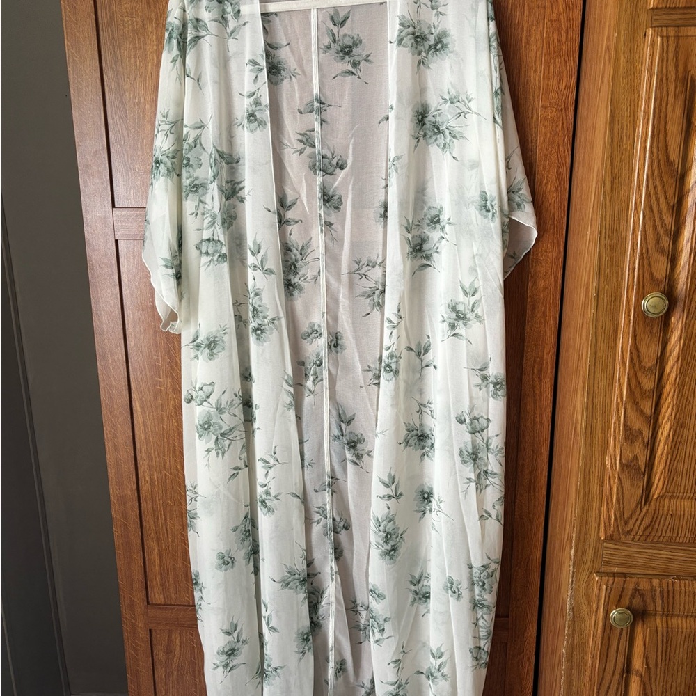 Forever 21 White and Green Floral Kimono Robe